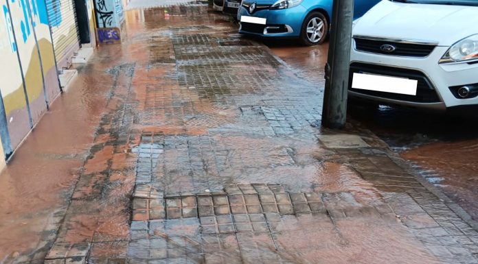 Fuga de agua en una calle de Patraix