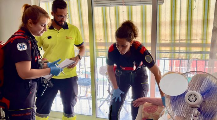 Los bomberos atienden con rapidez a una persona mayor sola que necesitaba ayuda
