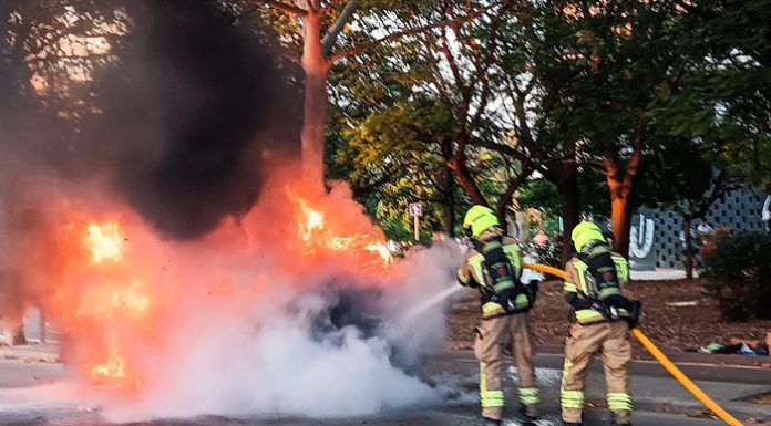 Arde un coche de autoescuela en la Avenida Hermanos Machado