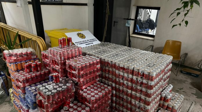 Incautan 5040 latas entre cucarachas destinadas a la venta ilegal en las playas de Valencia