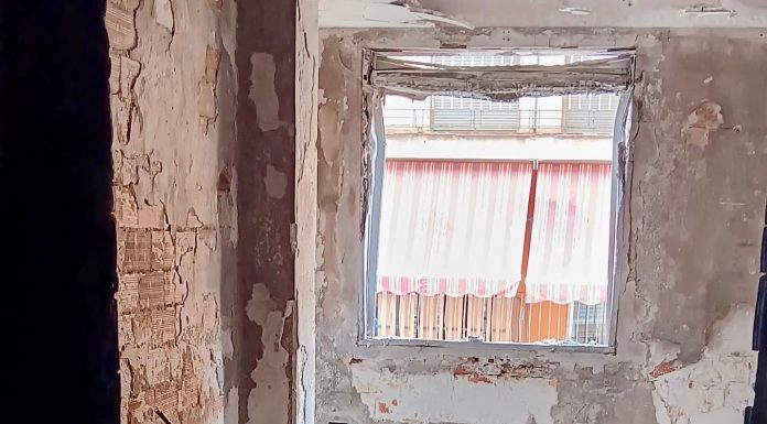 Así queda una vivienda en la avenida General Avilés tras un incendio
