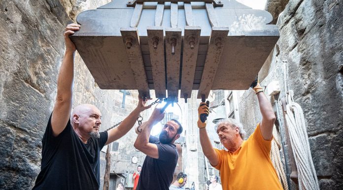 La tradición de apretar los tornillos de los yugos de madera de las campanas