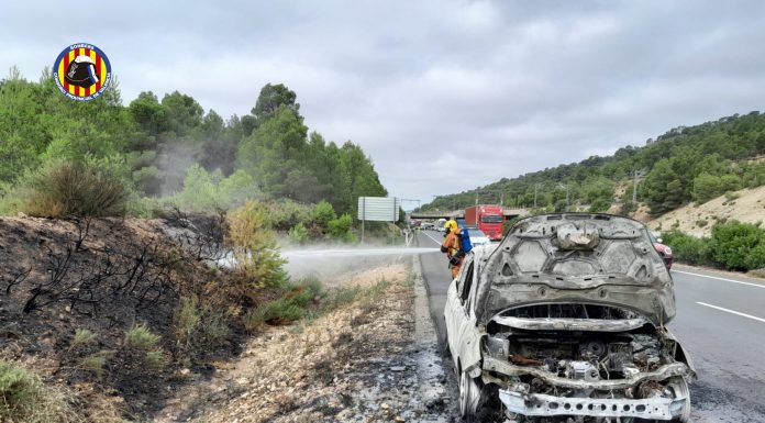 Un vehículo arde en la carretera A-35 cerca de Vallada