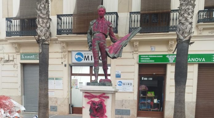 La escultura de Enrique Ponce en chiva aparece pintada de rojo