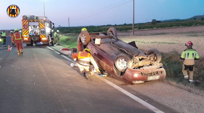 Vuelca un coche en Ayora y deja al conductor atrapado