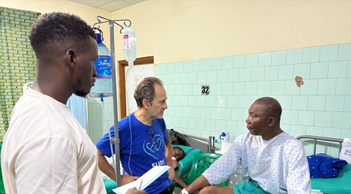 Un urólogo valenciano opera a decenas de pacientes en Liberia
