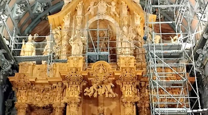 Vecinos de Chelva reconstruyen el retablo de su parroquia destruido en 1936