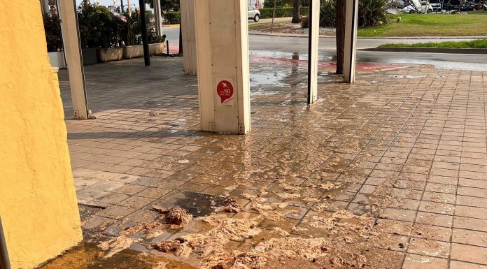 Toallitas y heces en una calle en Port Saplaya