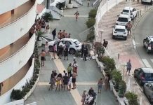 Pierde el control del coche y se empotra contra un muro de una urbanización de Cullera