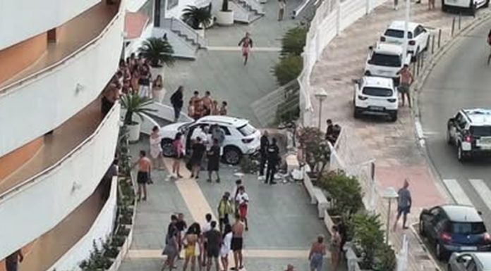 Pierde el control del coche y se empotra contra un muro de una urbanización de Cullera