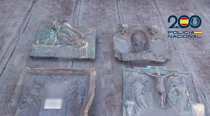 Dos hombres roban lápidas de bronce del cementerio general de Valencia