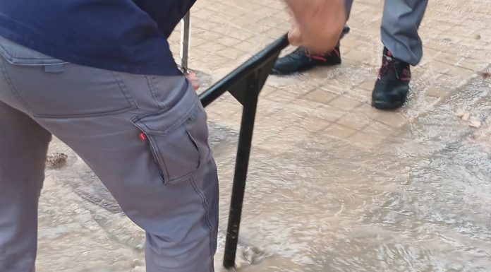 Fuga de agua en una acera de Orriols