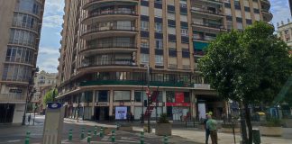 Una violenta pelea en la plaza de San Agustín deja dos heridos y destrozos en la terraza de un local