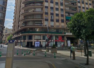 Una violenta pelea en la plaza de San Agustín deja dos heridos y destrozos en la terraza de un local
