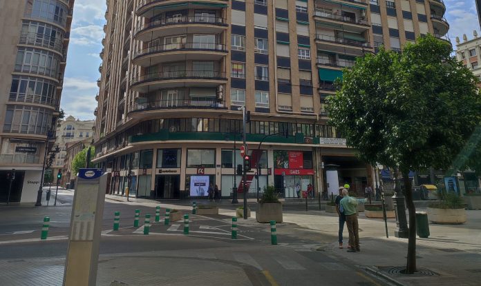 Una violenta pelea en la plaza de San Agustín deja dos heridos y destrozos en la terraza de un local