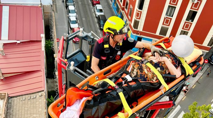 Los bomberos rescatan a una mujer 84 años a una altura de 7 pisos en la avenida de Aragón