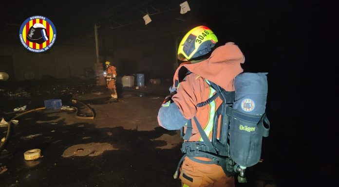 Arde una fábrica textil abandonada en Silla