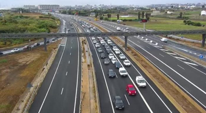 Valencia colapsada por las lluvias: atascos kilométricos y atropello mortal en Albuixech Tráfico por las lluvias de la V-21 a su paso por Alboraya. DGT
