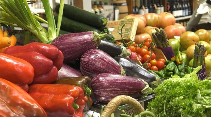 Los mercados locales, motor de la economía y protectores del kilómetro cero Frutas y verduras de kilómetro cero en el Mercado de Catarroja