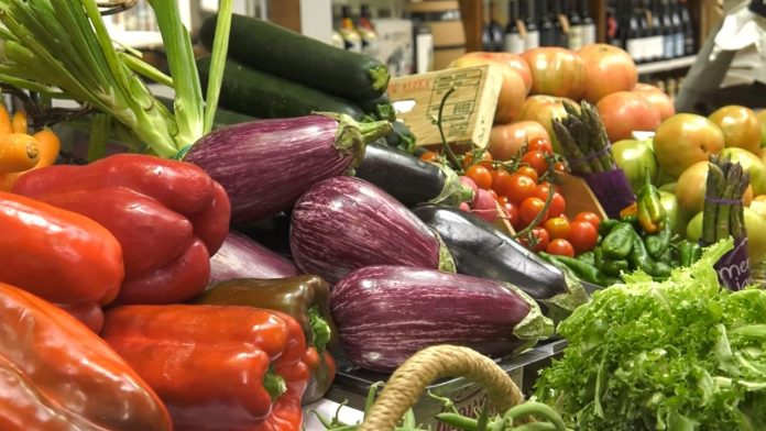 7televalencia cesta compra catarroja Frutas y verduras de kilómetro cero en el Mercado de Catarroja