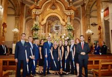 Puçol vive el centenario de la proclamación de su patrona, la Virgen al Pie de la Cruz La corporación municipal de Puçol y el president de la Diputació, Vicent Mompó, en la Iglesia de los Santos Juanes