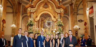 La corporación municipal de Puçol y el president de la Diputació, Vicent Mompó, en la Iglesia de los Santos Juanes