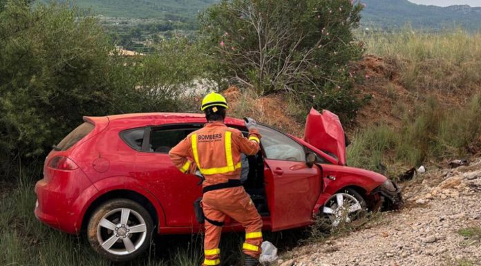 Un vehículo da varias vueltas de campana en Vallada