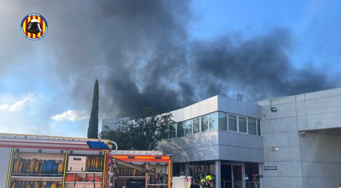 Un incendio casi acaba con una empresa de Albuixech
