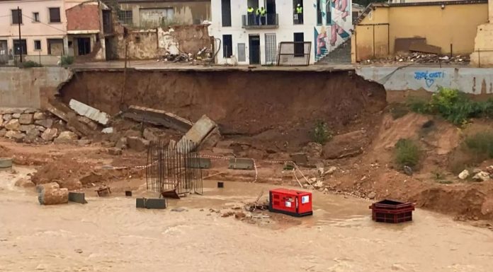 Un desprendimiento en el barranco de Picanya obliga a cerrar accesos y viviendas