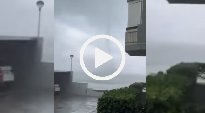 VÍDEO | Una impresionante tromba marina sorprende en el Mareny Blau VÍDEO | Una impresionante tromba marina sorprende en el Mareny Blau