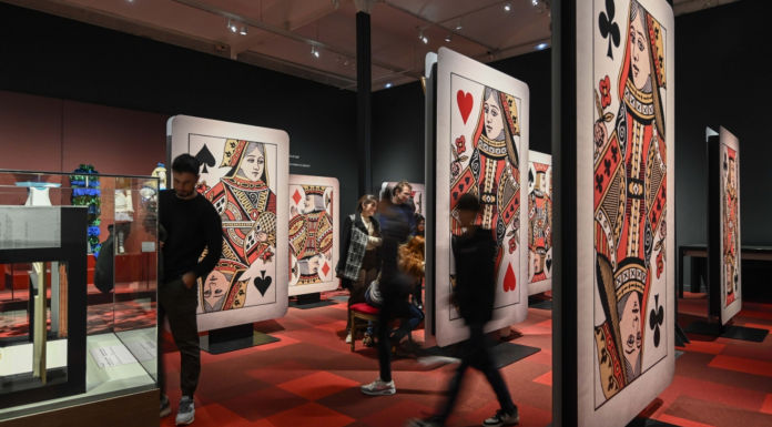 Valencia se transforma en el País de las Maravillas y recibirá al dinosaurio más grande de la historia