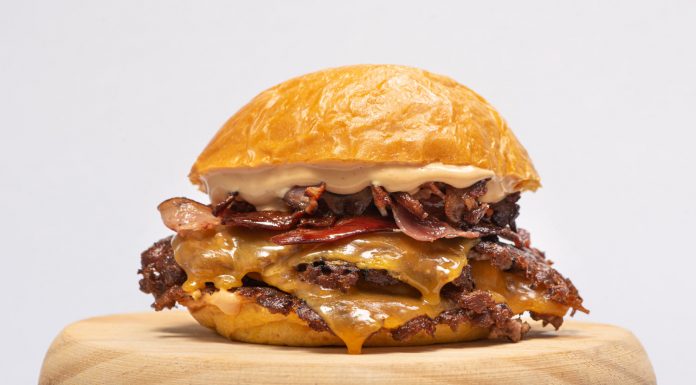 Le Smash Burger lanza promoción 2×1 en Uber Eats hasta el 21 de septiembre con sus burgers La Casa y La Queen en Valencia Queen Smash Burger