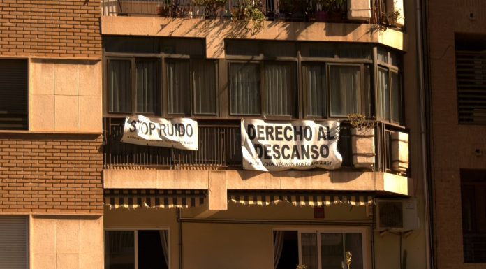 Los vecinos de la plaza de Honduras al límite tras la vuelta de las fiestas universitarias: «Horrible, esto antes era un barrio tranquilo» La Asociación de Vecinos de la Plaza Honduras y Adyacentes reclama mayor control nocturno