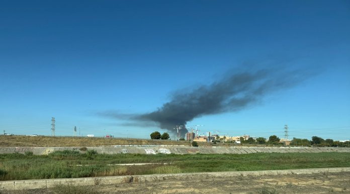 Un incendio en Quart de Poblet provoca una inmensa nube de humo visible desde toda Valencia