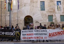 Las asociaciones de víctimas de la DANA protestan a las puertas de Les Corts