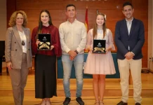 Castillo Cinceladores entrega las peinetas y los aderezos oficiales a las falleras mayores de Torrent