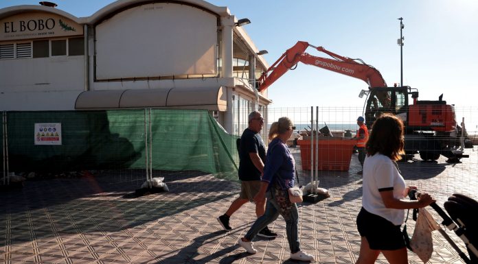 Los chiringuitos de la Malva-rosa dicen adiós a su vieja imagen: comienza el derribo de los primeros locales