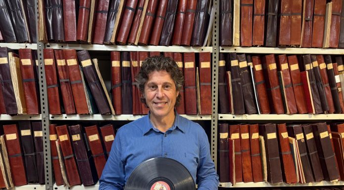 Donan un disco histórico con la grabación de «L’entrà de la Murta» y del «Himne de l’Exposició»