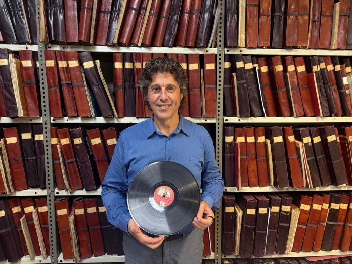 1011 Cristóbal Soler amb el disc 1