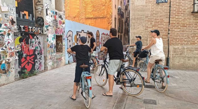 Tensión en el centro de València: vecinos y turistas se enfrentan en plena calle