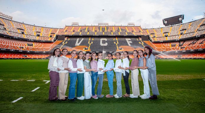 Las candidatas a Fallera Mayor Infantil visitan el campo de Mestalla