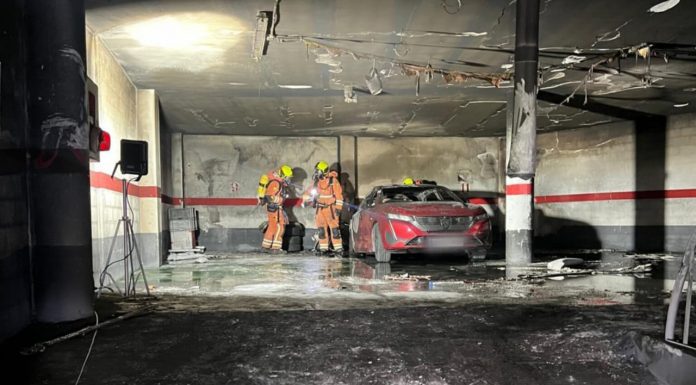 Un coche híbrido se incendia en un garaje de Albaida