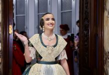 Carmen Prades pide a los falleros en su primer discurso «ser luz de la fiesta»