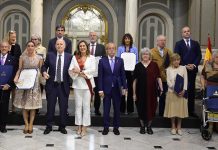 Fotografía de familia de las personas y entidades reconocidas por el Ayuntamiento de València