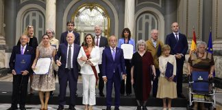 Fotografía de familia de las personas y entidades reconocidas por el Ayuntamiento de València