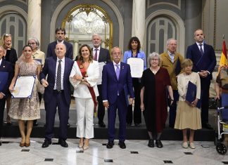 Fotografía de familia de las personas y entidades reconocidas por el Ayuntamiento de València