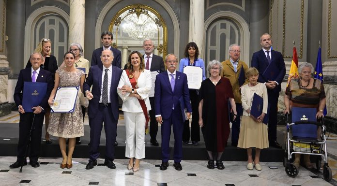 La alcaldesa llama a los valencianos a “unirse y levantarse” y dibujar el futuro de esta tierra “entre càntics d’amor e himnes de pau” Fotografía de familia de las personas y entidades reconocidas por el Ayuntamiento de València
