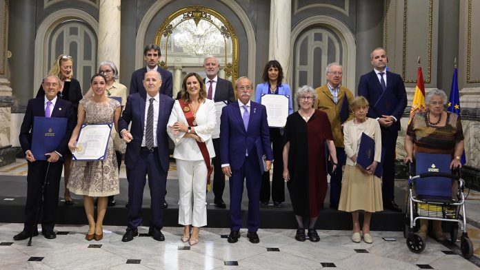 Fotografía de familia de las personas y entidades reconocidas por el Ayuntamiento de València