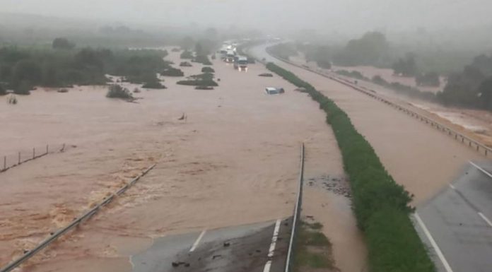 La DANA Alice obliga a cortar diez carreteras por inundaciones A7 entre la Comunitat Valenciana y Catalunya, en el termino municipal de Ulldecona tras el paso de la DANA