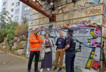 L’Eliana instala una cámara de control en el Barranco de Mandor para medir el caudal de agua El alcalde de L'Eliana, Salva Torrent, junto a la cámara situada en el barranco